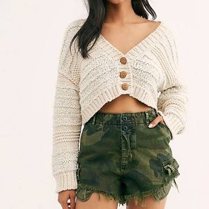 ✨HP✨WE THE FREE / FREE PEOPLE Women's Commander Cutoff Camo Shorts Green…